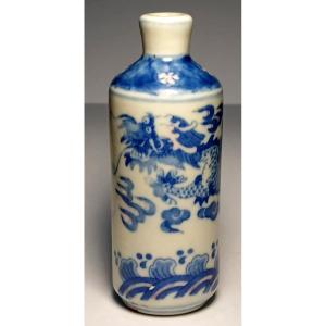 Piccolo vaso in porcellana cinese con decoro del Dragone. Regno Quianlong dinastia Qing