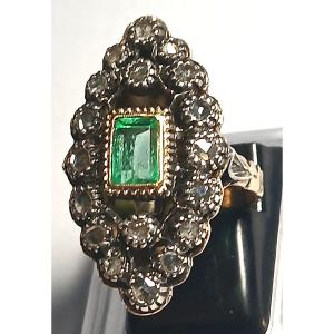 Anello Liberty in oro e coppella con rose coronè kt. 060  e Smeraldo centrale kt. 1,10.  