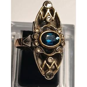 Bague Liberty en or 12 carats, ajourée, saphir central de 0,90 carat et diamants de 0,15 carat.