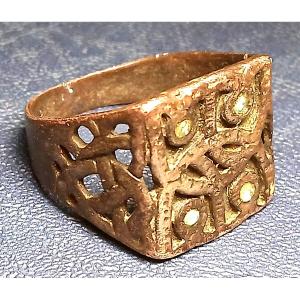 Anello-Sigillo Vikingo in argento a motivo di intreccio, con teste di Leoni contrapposti.