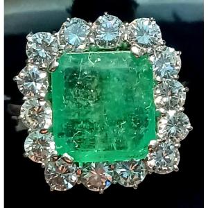 Anello in oro bianco con smeraldo centrale di kt. 3,80 circa e brillanti di kt.2,20 circa