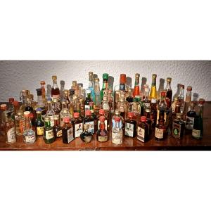 Spiritosa Collezione di 69 bottigliette di liquore tra il 1960 ed il 1980.   