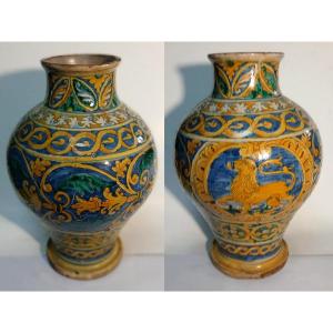 Boccia in Maiolica città di Palermo primissimi del XVII secolo . Leone passante al centro.