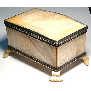 Raffinato Scrigno in argento e madreperla inciso a motivi Rocaille del primo 700 Francese.