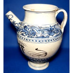 Orciolo in maiolica di Savona della fine del XVII secolo. Iscrizione farmaceutica in gotico.