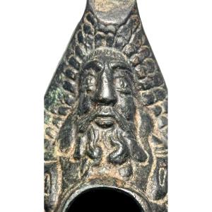 Odino avvolto dal manto di piume. Lucerna Vikinga in bronzo con tracce di oro. Lorena sec.IX-XI