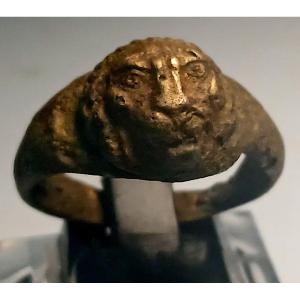 Anello Normanno in lamina d'oro con la raffigurazione della testa di Leone . Sec.XI-XII