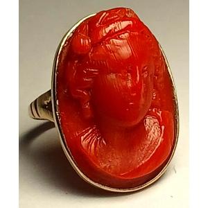 Anello "volto di donna" del XVIII secolo, cammeo in corallo trapanese con montatura in oro.