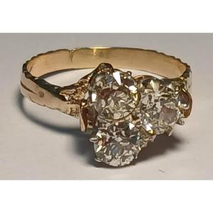 Anello liberty in oro con tre brillanti per kt.1,60 circa. Pietre bianche di taglio fine 800'.