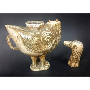 Un canard nettoyeur de pinceaux en ivoire sculpté, datant de la dynastie Song. 