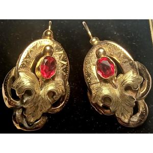 Orecchini borbonici in oro 12 kt. con foglie finemente cesellate e granati centrali.