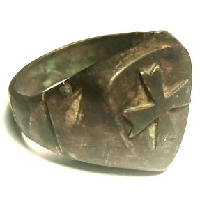 Anello Templare in argento, con croce patente entro scudo da guerra. Sec.XII-XIII