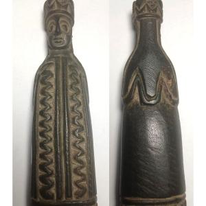 Sigillo medievale in ardesia raffigurante Re con tunica e corona. Matrice un Volto . Cm 12