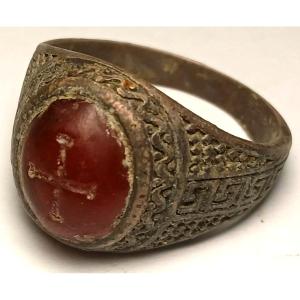 Anello Templare in argento con la croce incisa su corniola. Lo scafo inciso a motivi esoterici.
