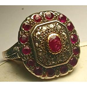 Anello in oro e coppella con rubino centrale e contorno di rubini e rose di diamante. Sicilia