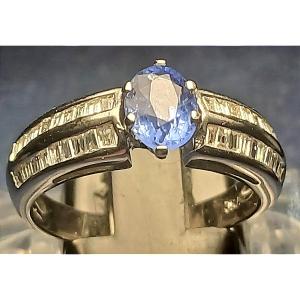  Anello in oro bianco con Zaffiro ovale kt.0,85 e brillanti carrè kt.1,20. Peso gr.4, oro 18 kt