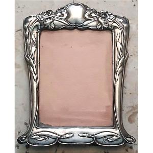 Cornice Liberty in argento sterling 'Londra 1898' Argentiere FM e S. 8 (Cm. 30 x 24,5)