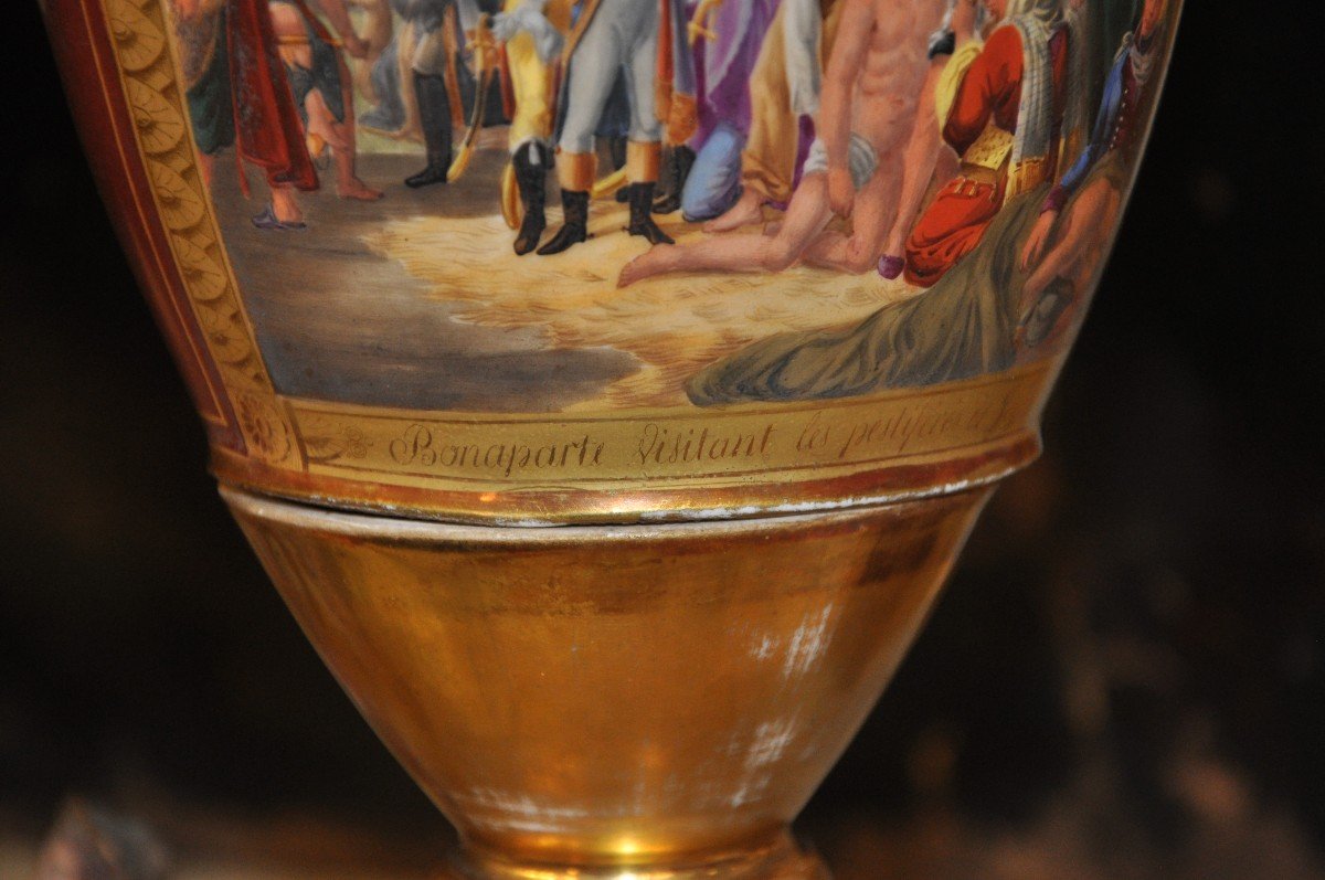 Coppia di vasi in porcellana policroma e dorata, raffiguranti episodi della vita di Napoleone.-photo-2