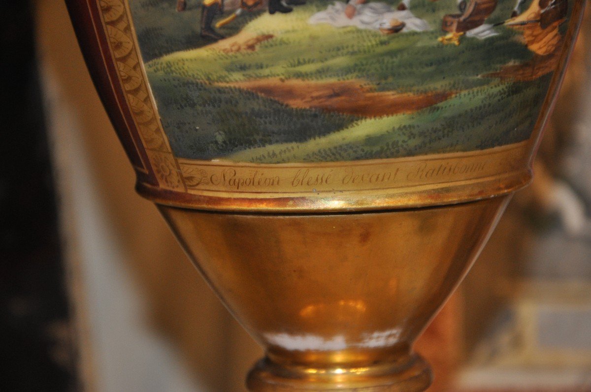 Coppia di vasi in porcellana policroma e dorata, raffiguranti episodi della vita di Napoleone.-photo-3