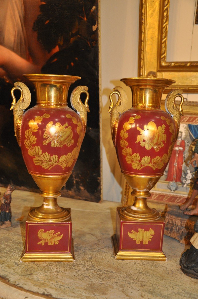 Coppia di vasi in porcellana policroma e dorata, raffiguranti episodi della vita di Napoleone.-photo-4