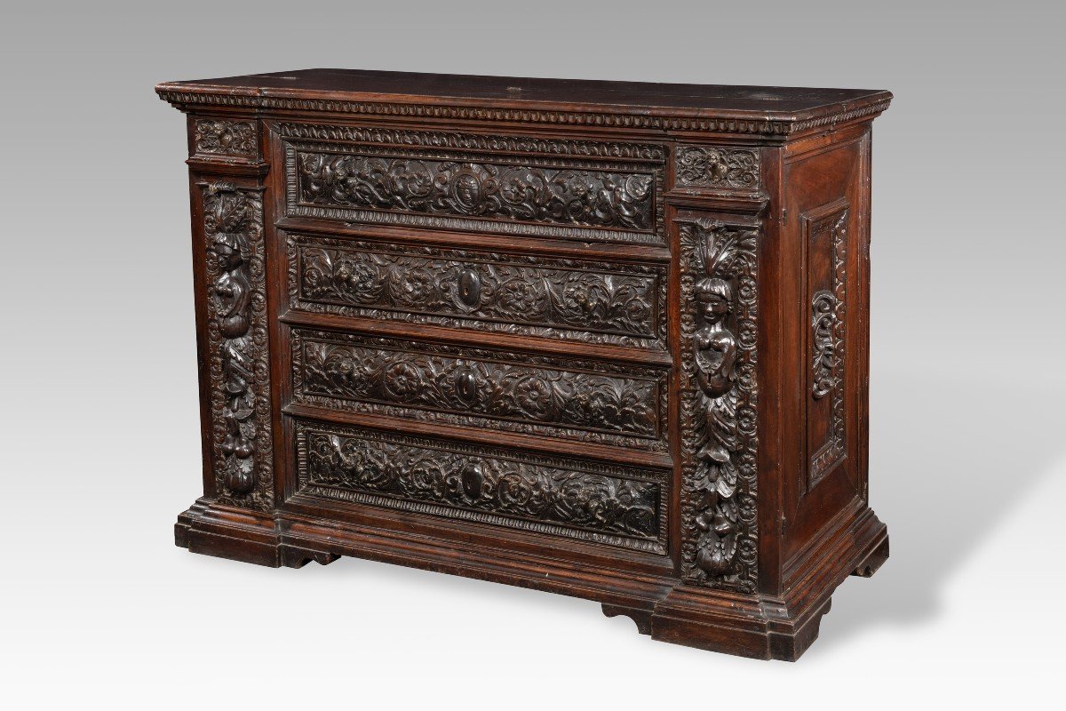 Cassettone in legno di noce scolpito  Sec. XVI