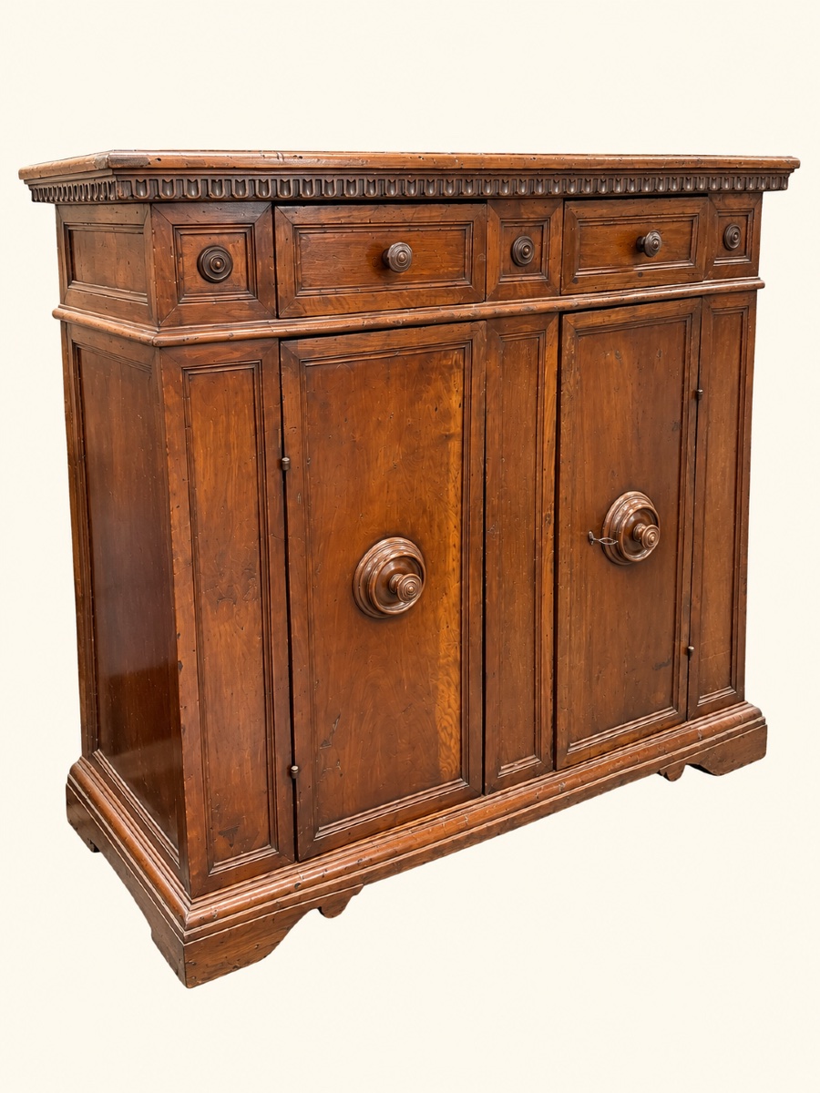 Credenza in noce sec. XVII