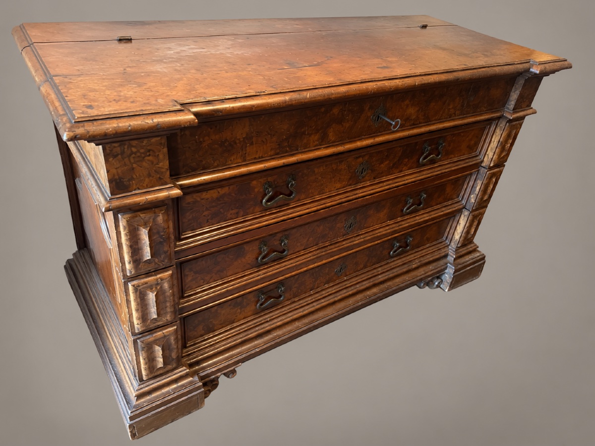 Cassettone in legno di noce e radica Emilia-Toscana Sec XVII