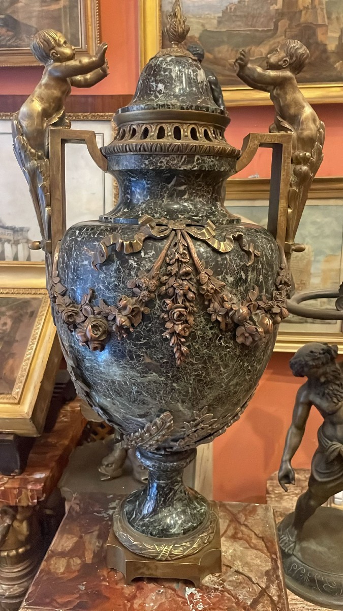grande vaso decorativo del XIX secolo  con motivi floreali e putti Francia Italia