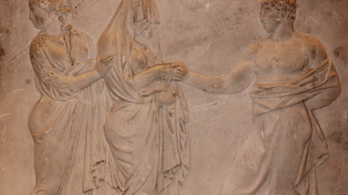 Bassorilievo in gesso effetto marmo raffigurante una scena mitologica romana.-photo-2