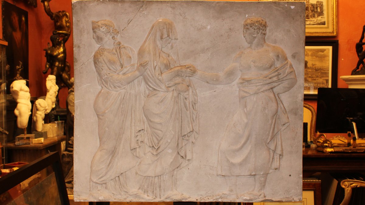 Bassorilievo in gesso effetto marmo raffigurante una scena mitologica romana.