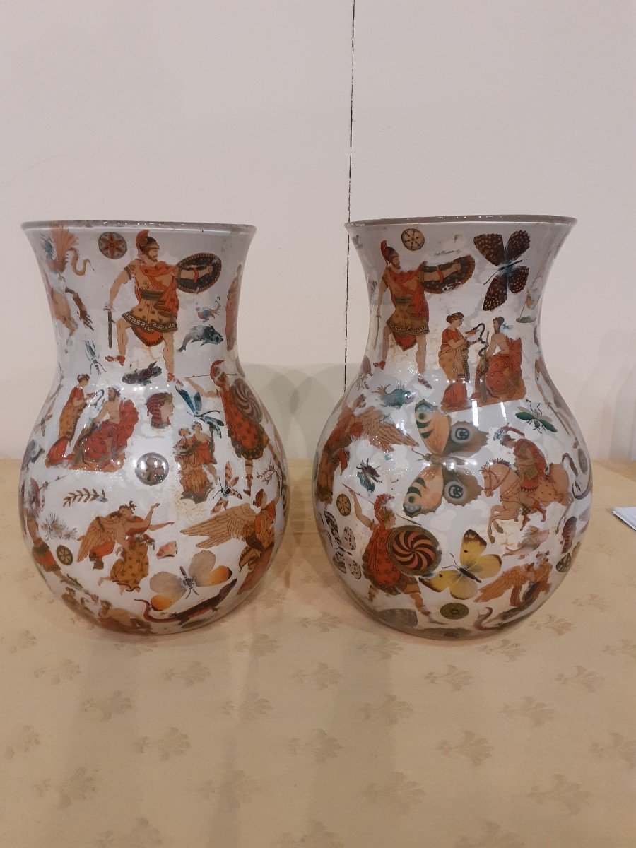 Coppia di vasi in vetro soffiato decorati ad "Arte Povera" con figure classiche, Italia, XIX secolo