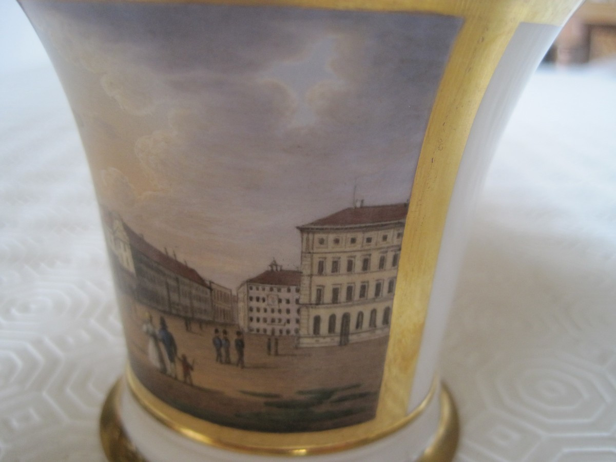 Tazza e piattino in porcellana dipinta con veduta di una piazza, Francia o Germania 1830 circa.-photo-2