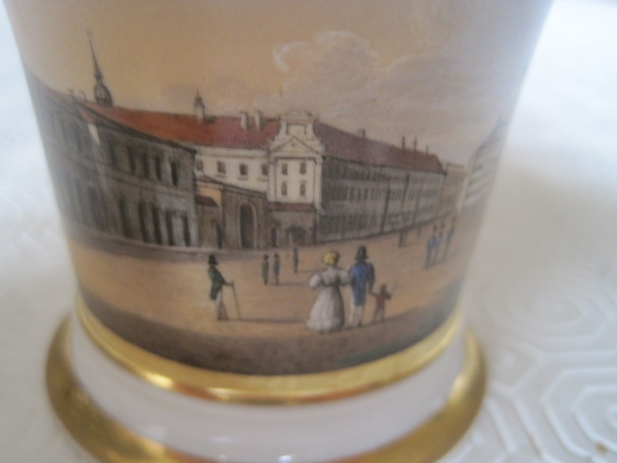 Tazza e piattino in porcellana dipinta con veduta di una piazza, Francia o Germania 1830 circa.-photo-3