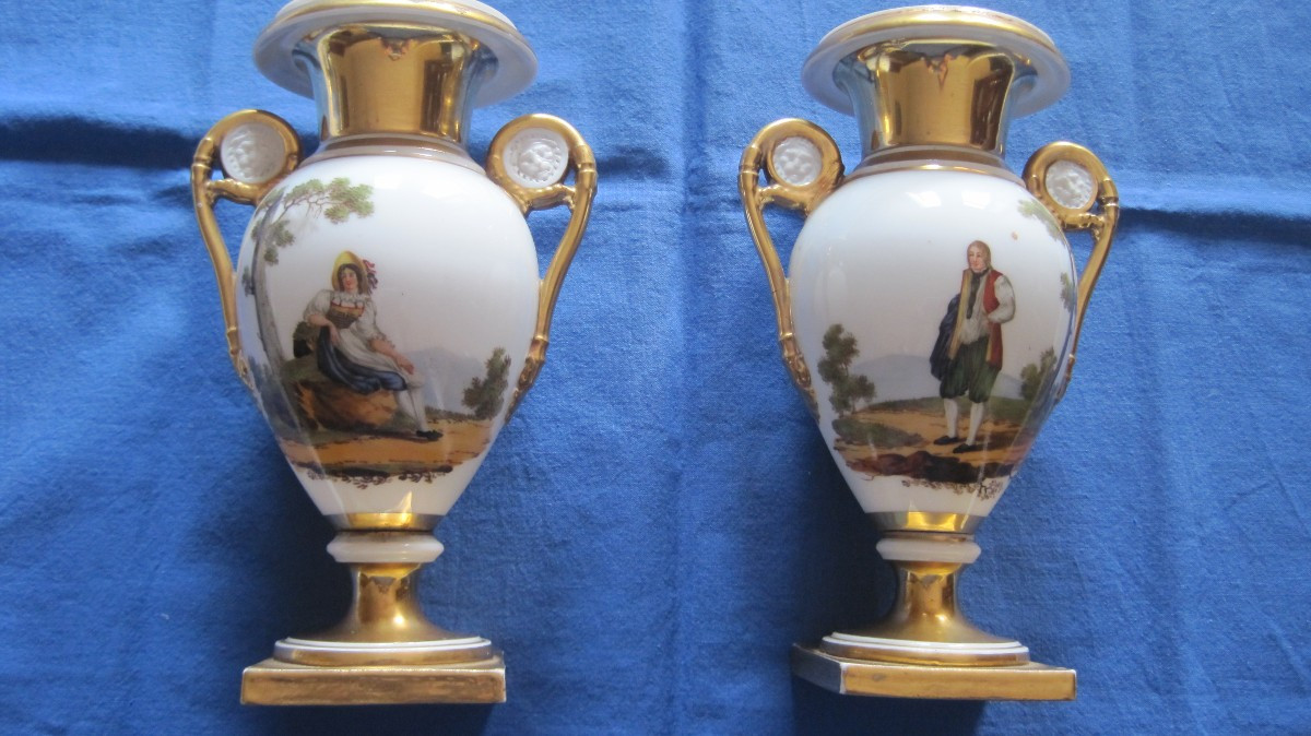 Coppia di vasetti  in porcellana dipinti con personaggi e paesaggi.  Francia, 19° secolo