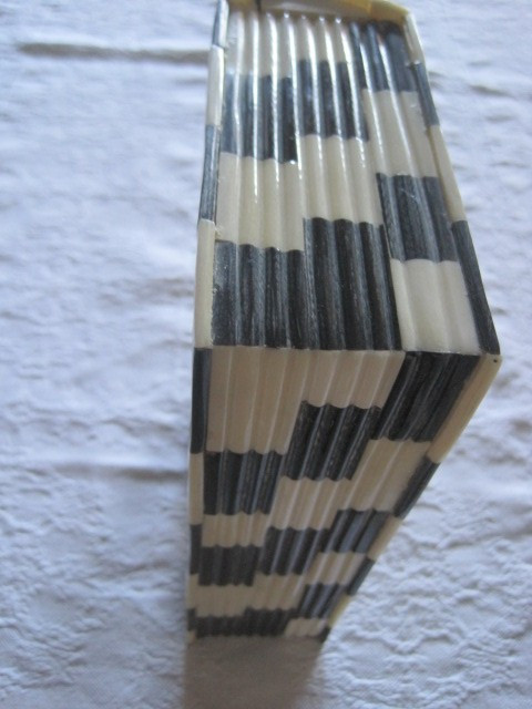 Scatola portasigari in osso a forma di libro. Italia 1950 circa-photo-2
