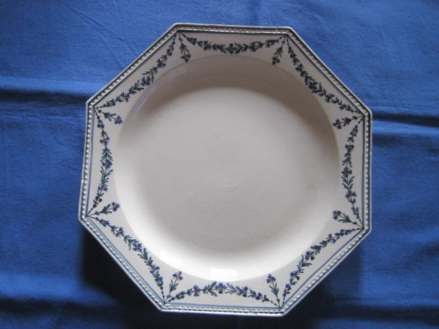 piatto in terraglia con bordo perlinato e docoro a festoni, Francia inizio '800