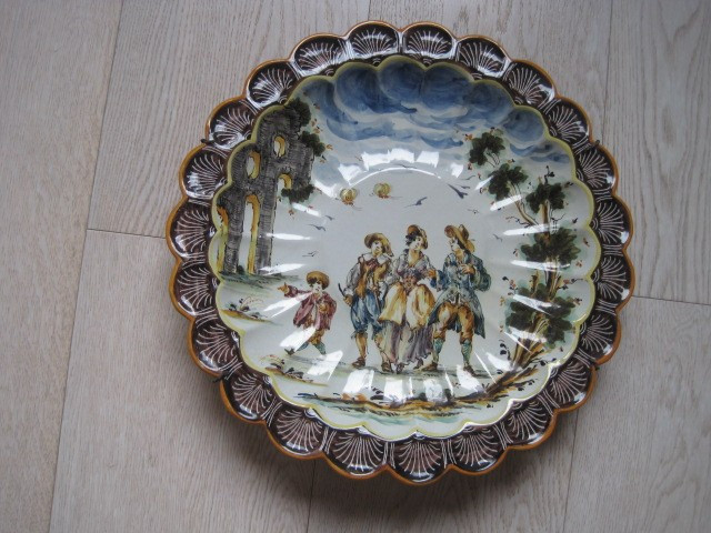 Grande piatto in ceramica dipinto con figure alla maniera di Boselli, Italia, anni '30