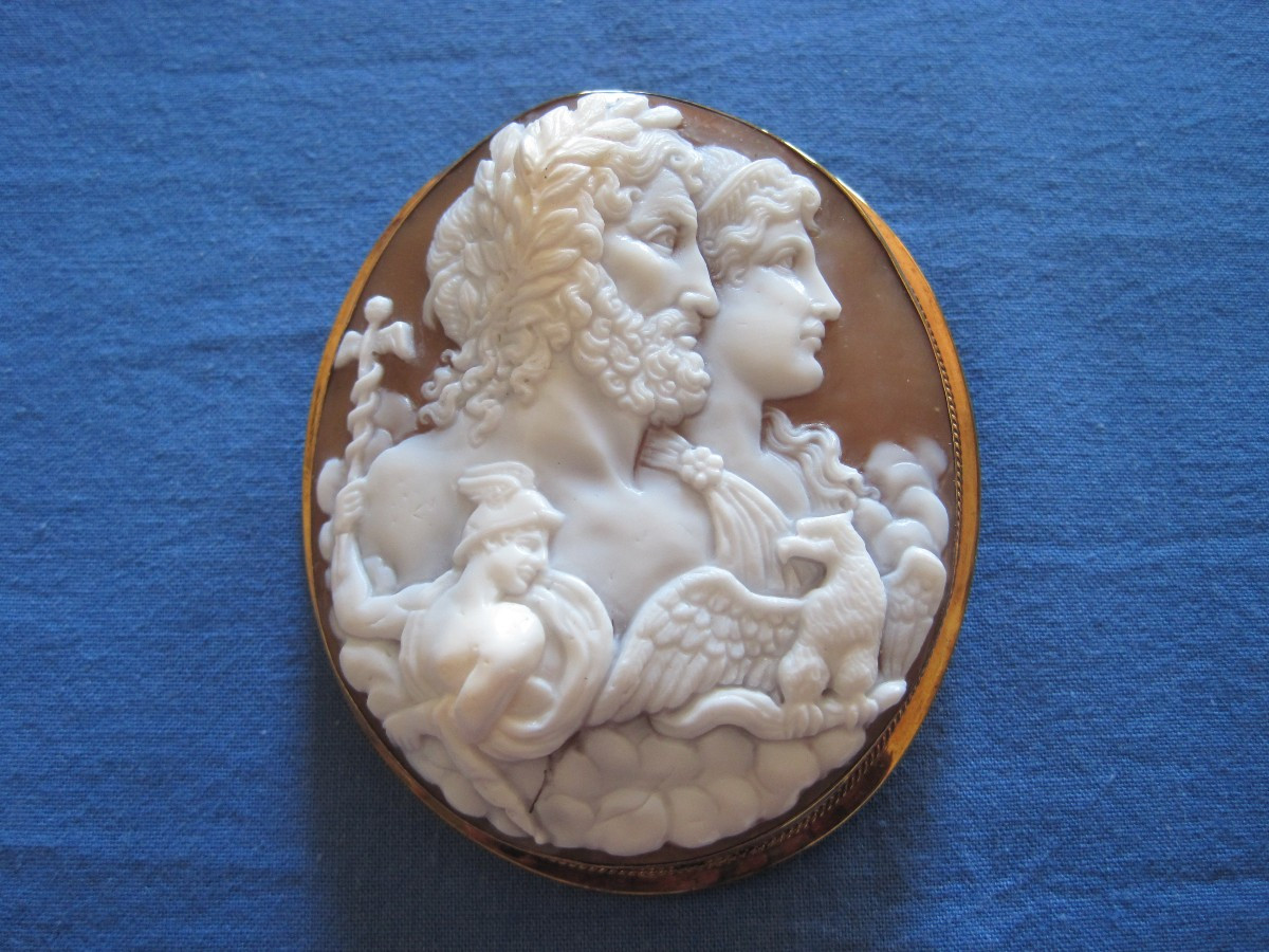 Spilla/ pendente in conchiglia finemente intaglata con volti  mitologici,  1880 circa