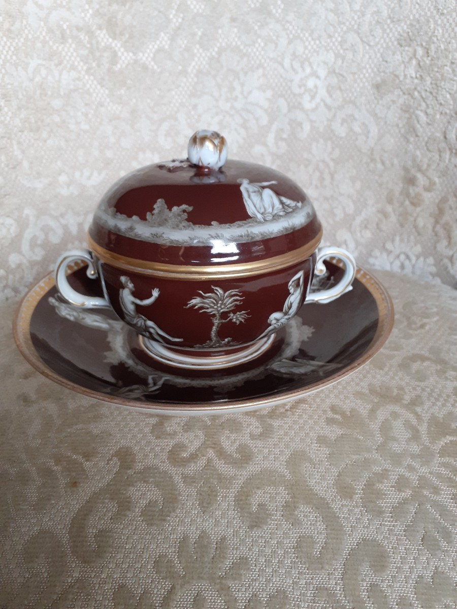 Tazza da puerpera  in porcellana decorata con figure classiche, Vienna 1860 circa