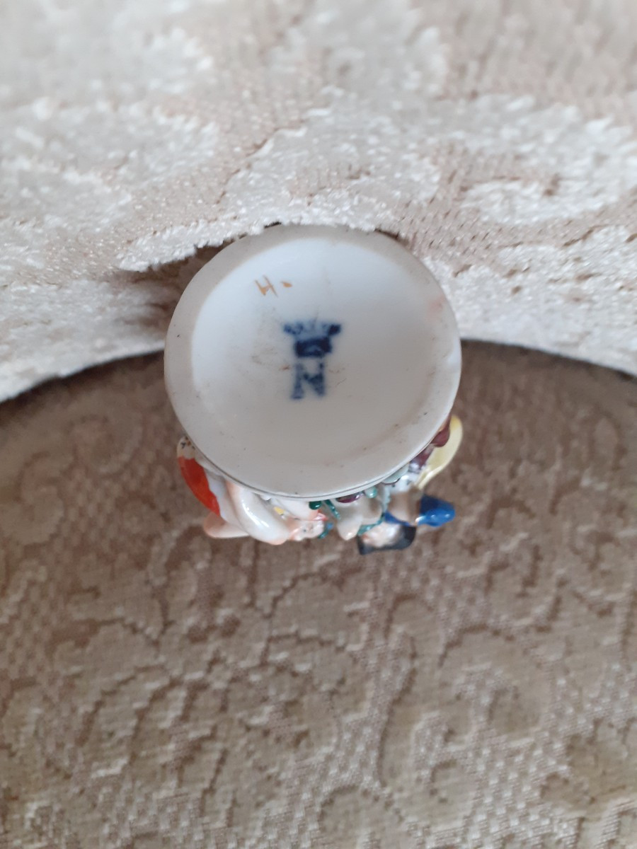 Flaconcino portaprofumo in porcellana decorata con fiori e  figure, Napoli, Italia, fine '800 -photo-4