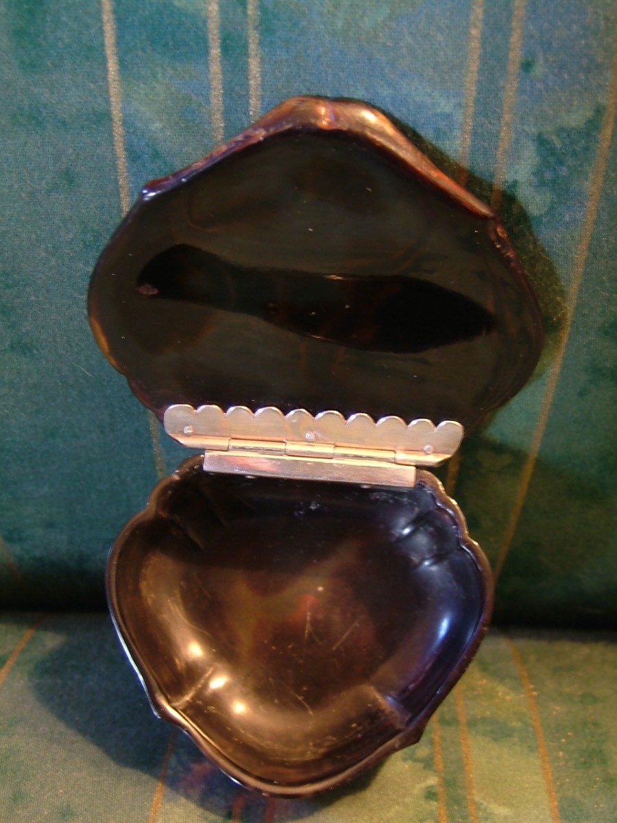 Tabacchiera a forma di cartouche in tartaruga piqué in argento e madreperla, Francia XVIII Sec.-photo-3