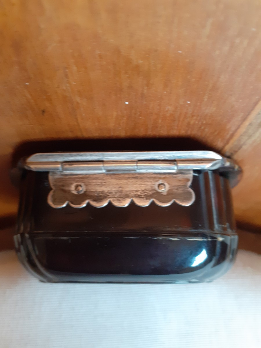 Tabacchiera a forma di cartouche in tartaruga piqué in argento e madreperla, Francia XVIII Sec.-photo-4