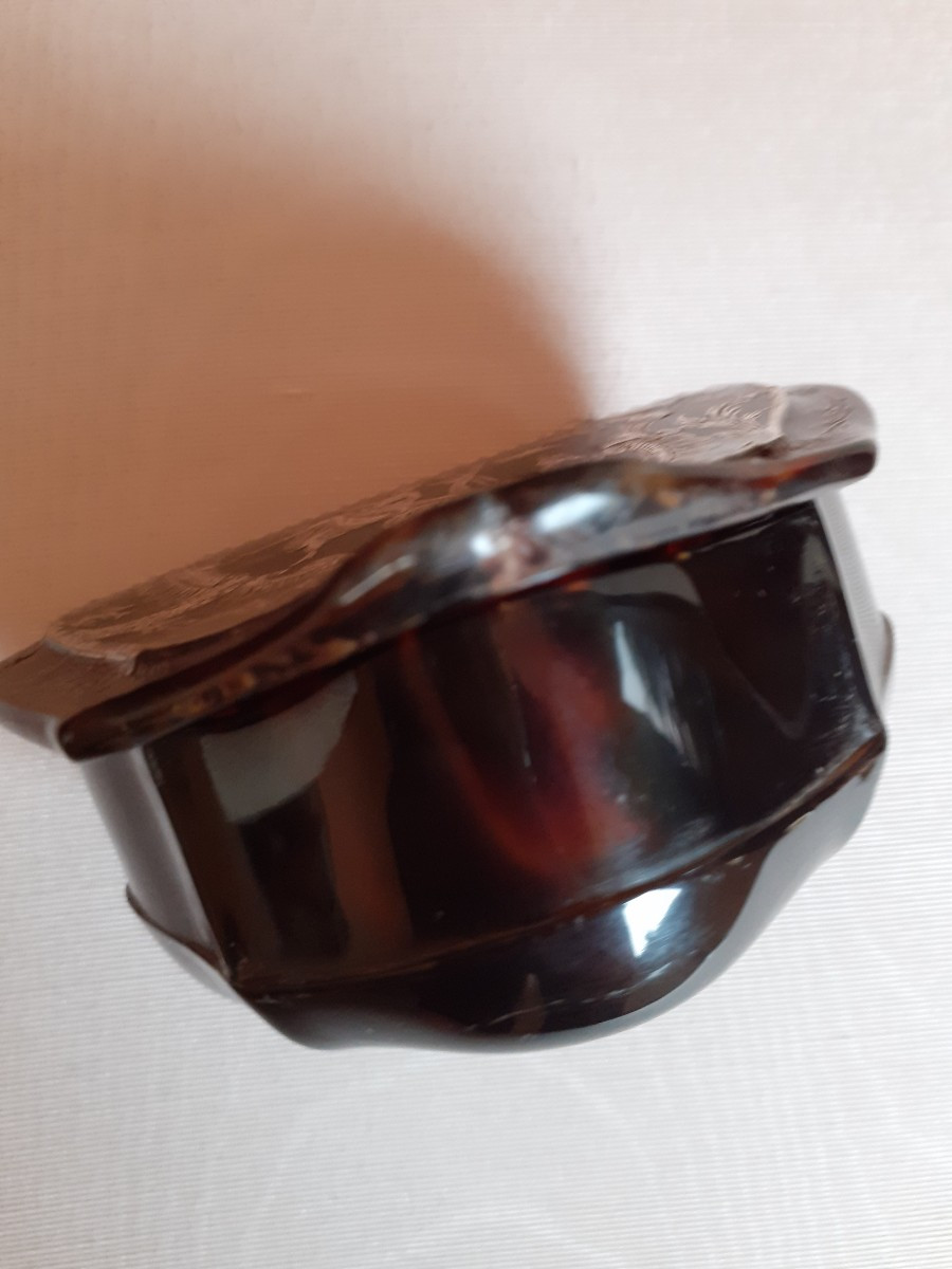 Tabacchiera a forma di cartouche in tartaruga piqué in argento e madreperla, Francia XVIII Sec.-photo-1