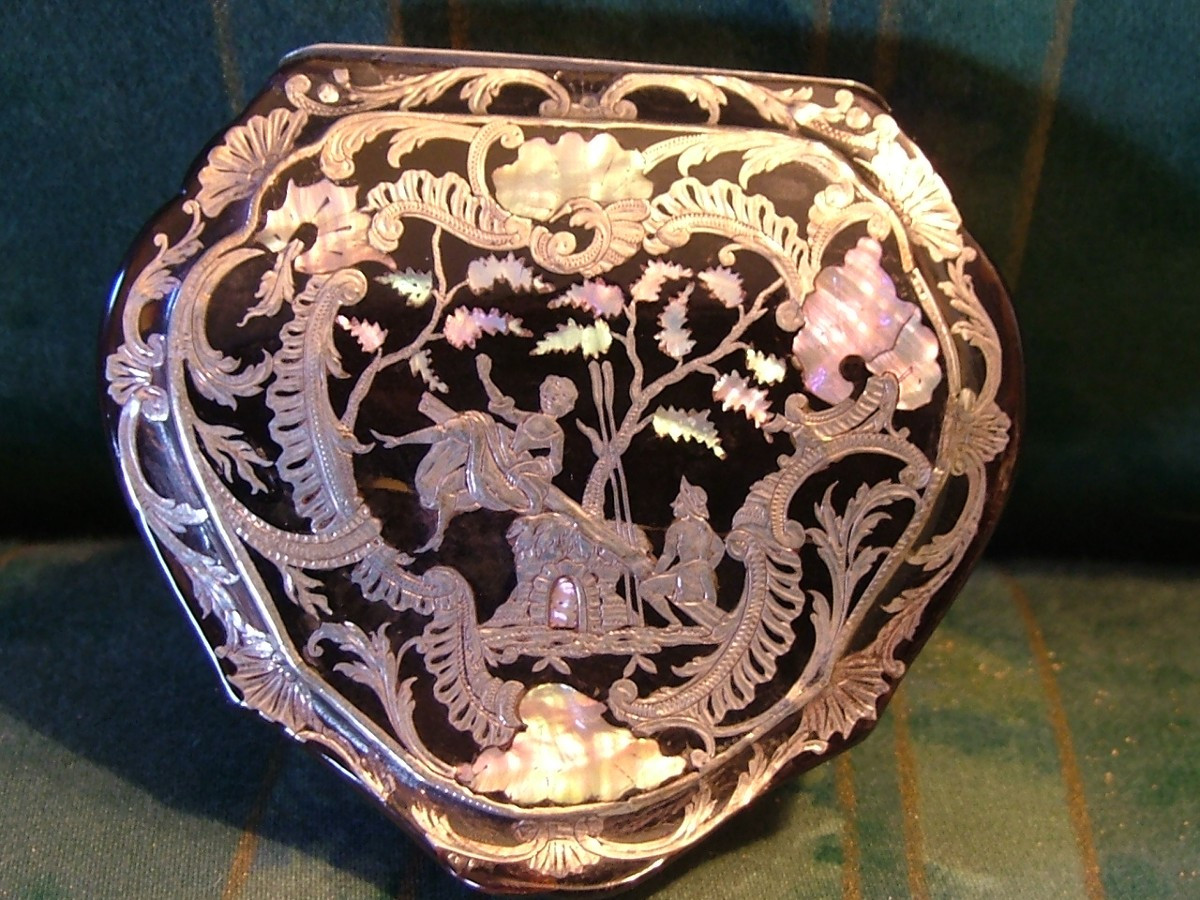 Tabacchiera a forma di cartouche in tartaruga piqué in argento e madreperla, Francia XVIII Sec.