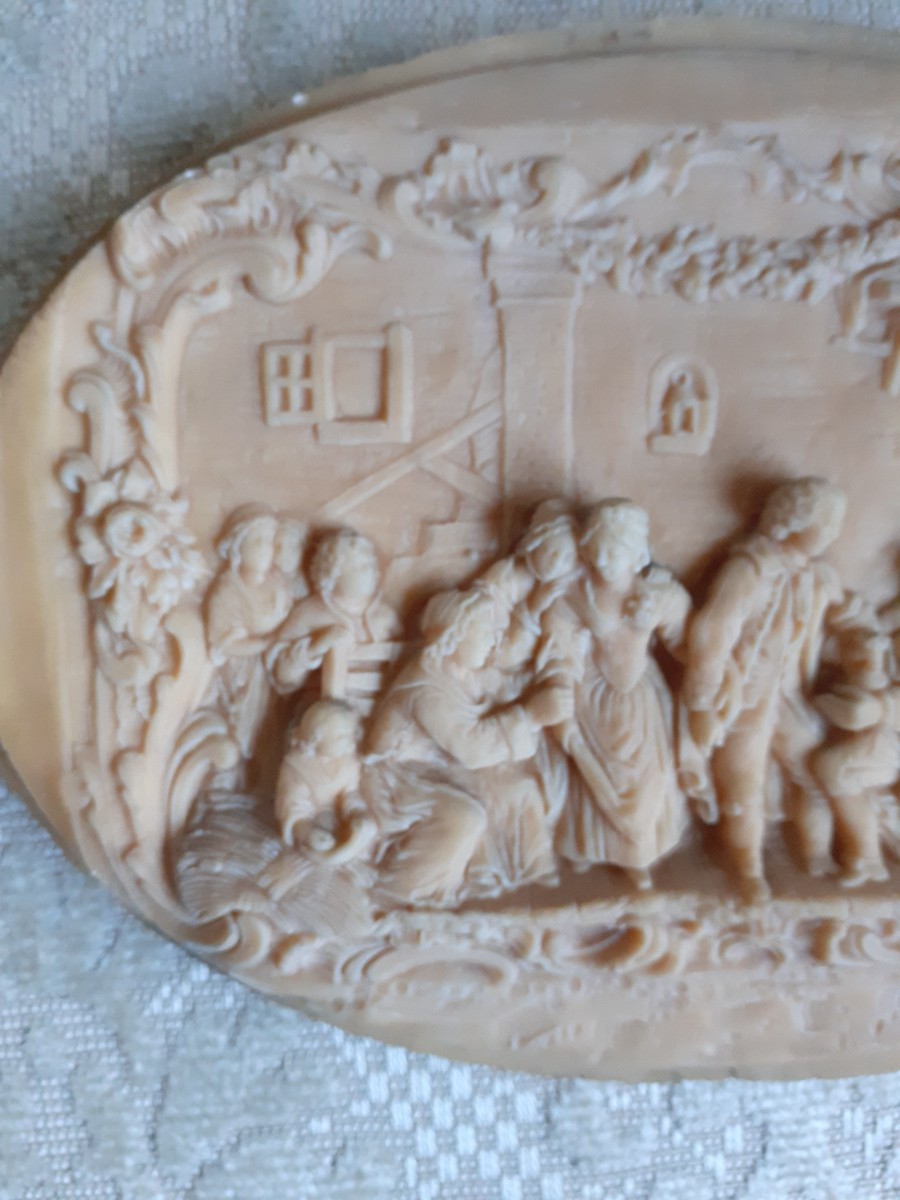 Placca ovale in cera  scolpita con scena conviviale Inghilterra, XIX secolo-photo-1