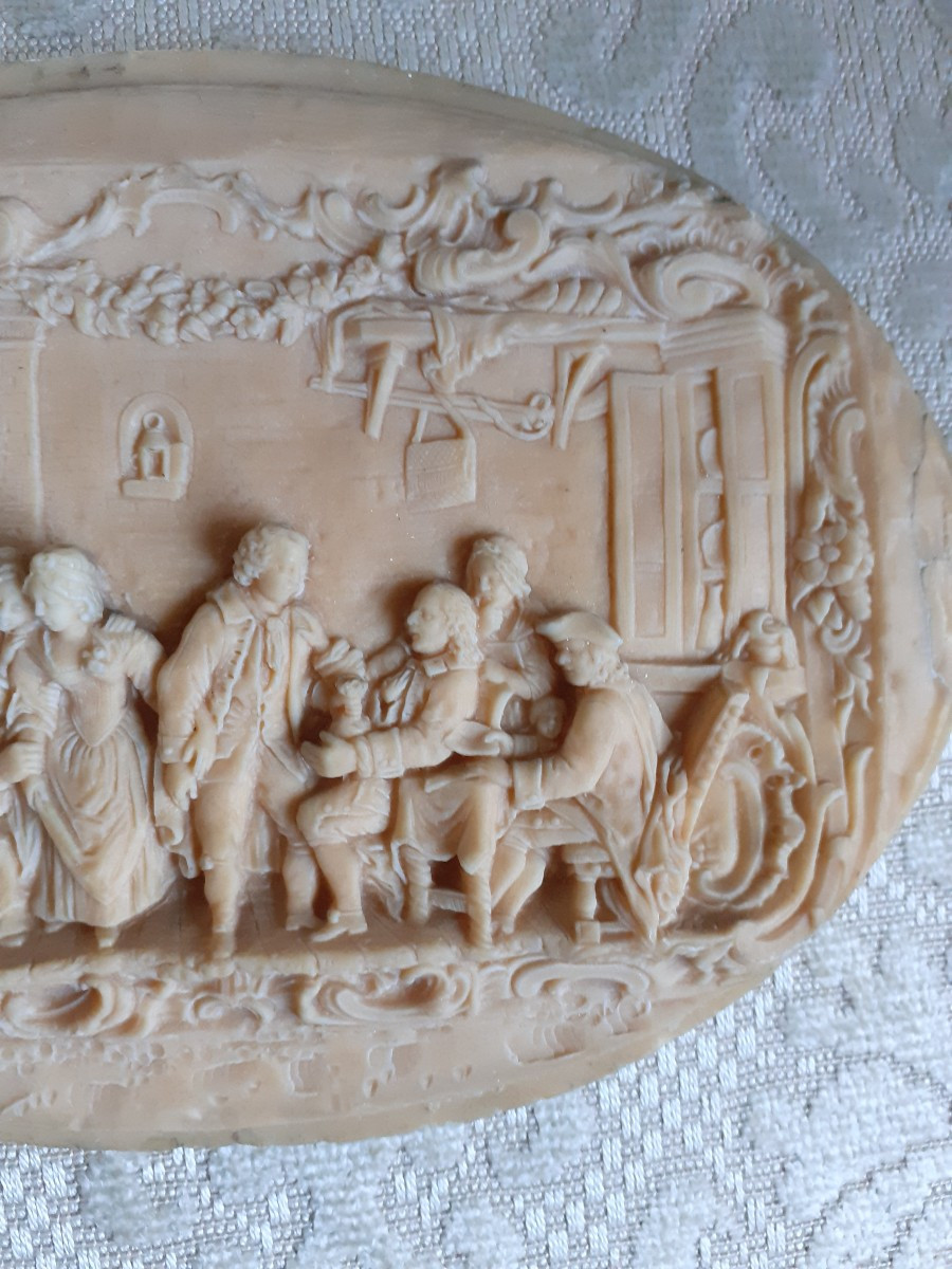Placca ovale in cera  scolpita con scena conviviale Inghilterra, XIX secolo-photo-2