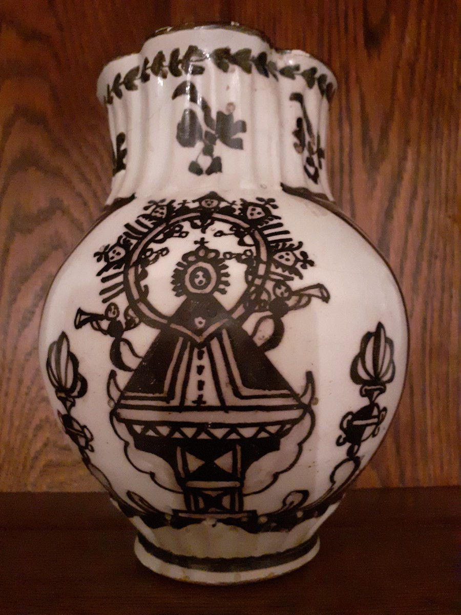 Brocca in maiolica decorata in manganese, XIX secolo