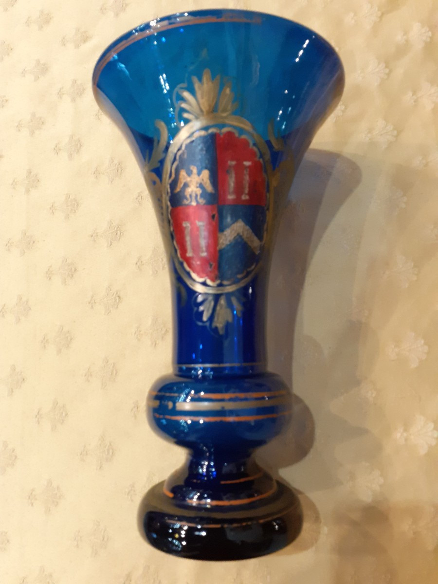 Coppia di vasi in vetro blu con stemmi nobiliari, Italia XVIII secolo