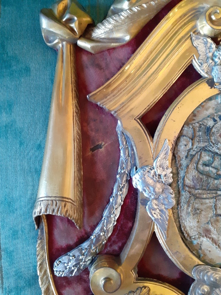 Grande acquasantiera in bronzo dorato e argento con reliquario, Italia XVIII secolo-photo-1