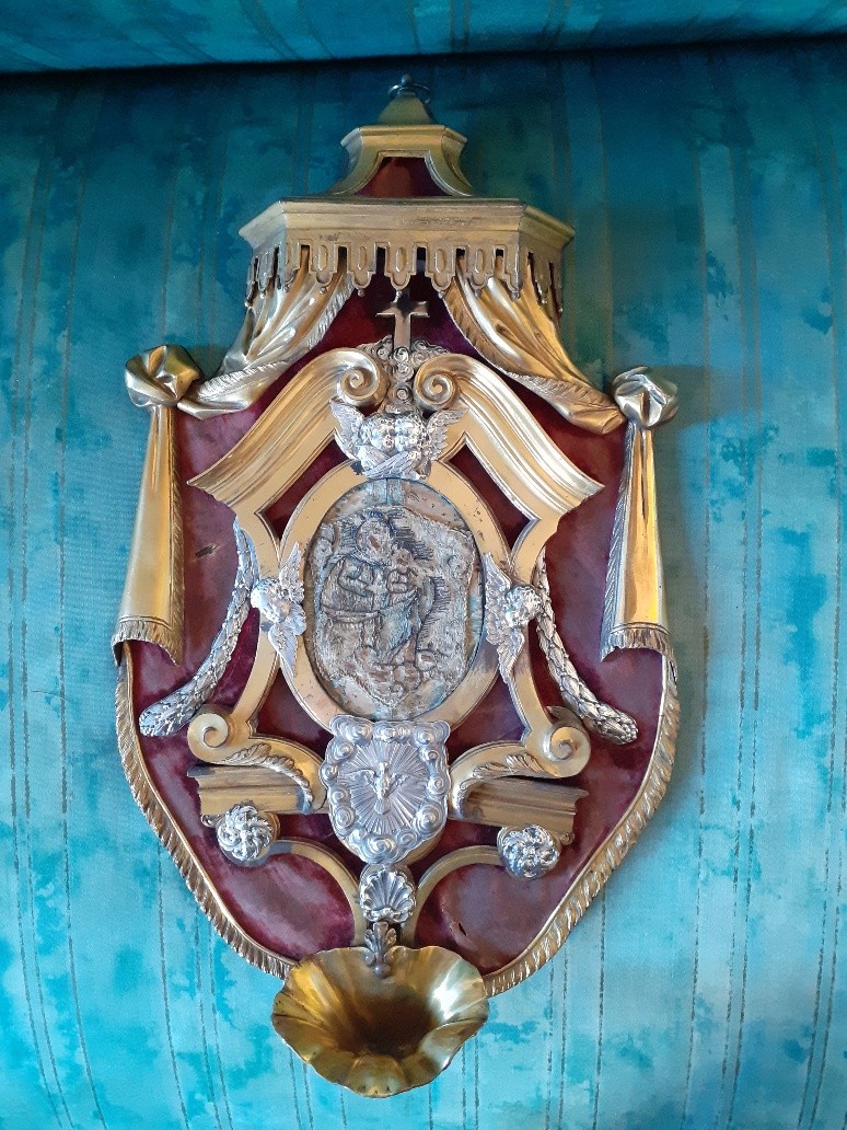 Grande acquasantiera in bronzo dorato e argento con reliquario, Italia XVIII secolo